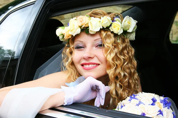 Bride sits in the car — Stock Photo, Image