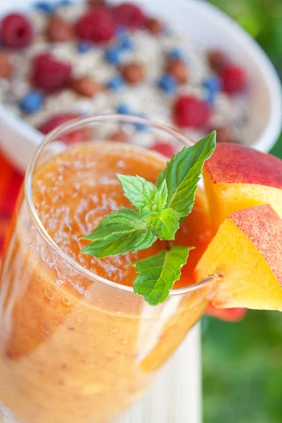 Pfirsich-Cocktail mit Minzblättern — Stockfoto
