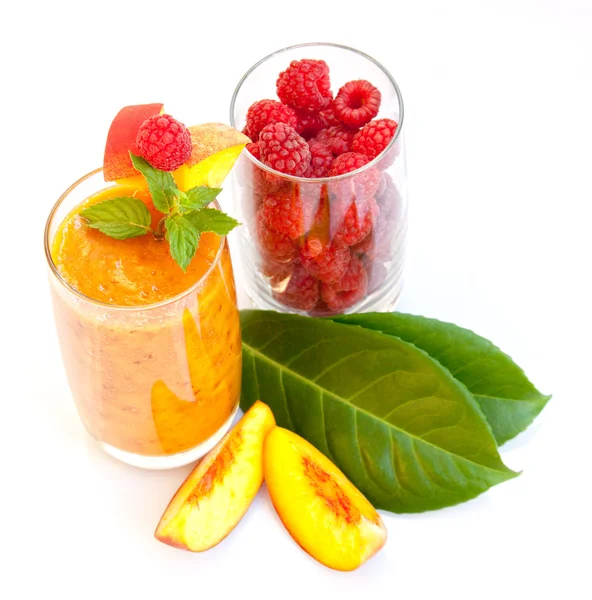 Peach cocktail with raspberries — Stock Photo, Image