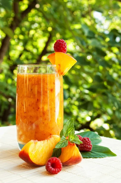 Peach cocktail with raspberries — Stock Photo, Image