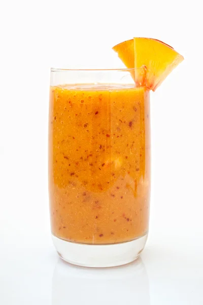 Peach cocktail med persika skivor Stockfoto
