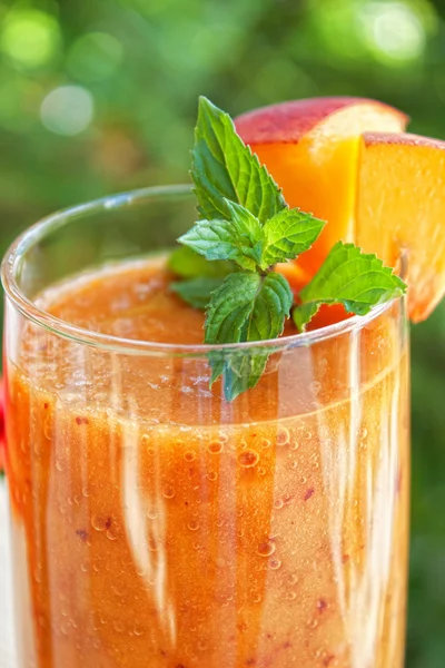 Peach cocktail met muntblaadjes Stockfoto