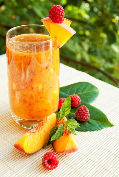 Peach cocktail med hallon Stockfoto