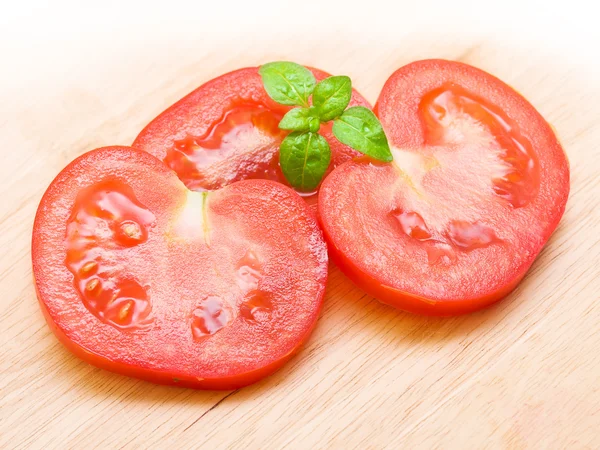 Röda tomatskivor på hackbrädan — Stockfoto