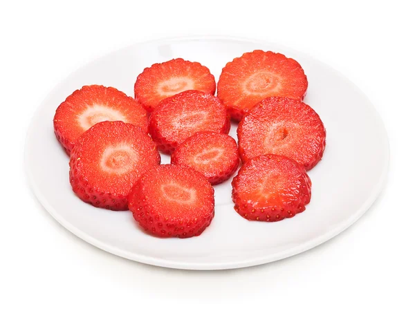Skivor jordgubbar på plattan, isolerad på vit — Stockfoto