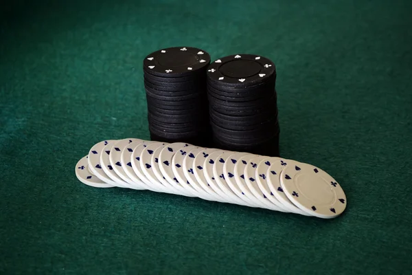 Fichas de poker preto e branco — Fotografia de Stock
