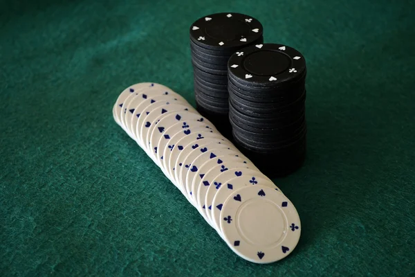 Черно-белые фишки для покера — стоковое фото