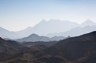 Arap çölde dağlar