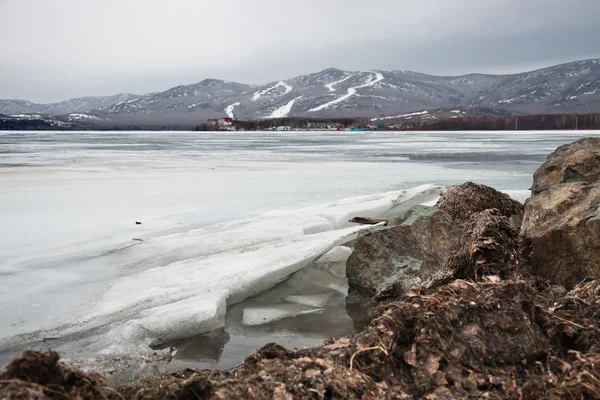 Is på kusten av sjön — Stockfoto