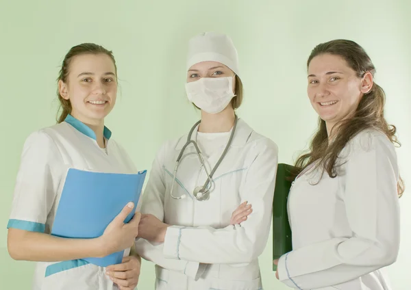 Tre lady läkare stanna inomhus — Stockfoto