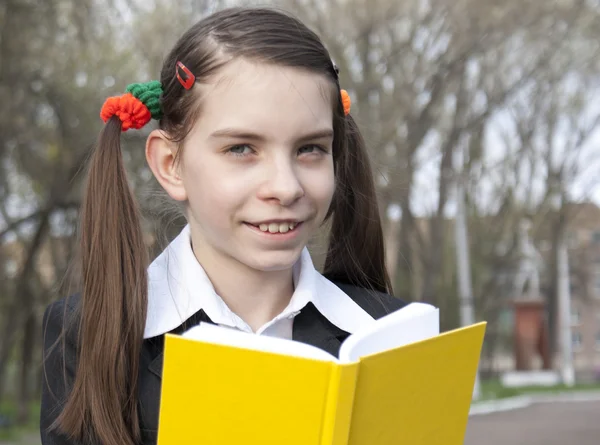 Dospívající dívka s knihou v parku — Stock fotografie