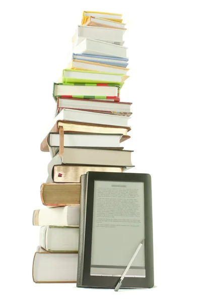 Montón alto de libros y lector de libros electrónicos en el fondo blanco —  Fotos de Stock