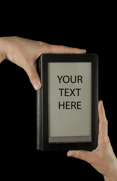 Mão segurando um leitor de livros eletrônicos no fundo preto — Fotografia de Stock