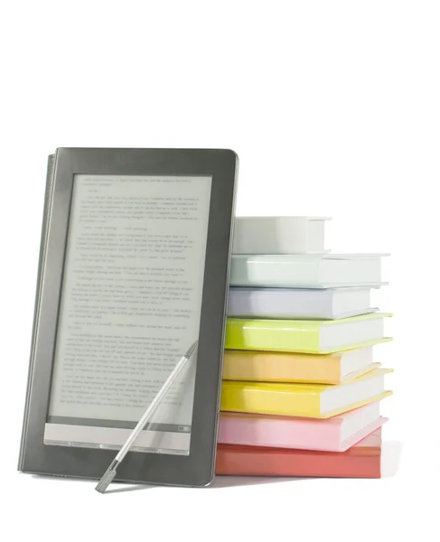 Pila de libros coloridos y lector de libros electrónicos en el fondo blanco — Foto de Stock