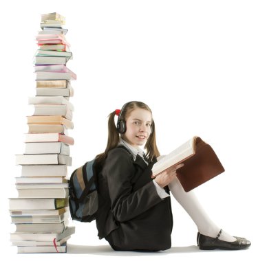 bir kitap yığını oturan bir genç kız