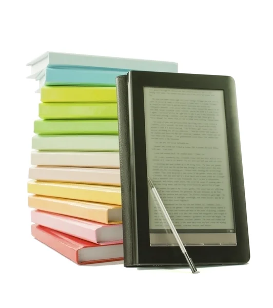 Stos kolorowych książek i czytnik książek elektronicznych na białym tle — Zdjęcie stockowe