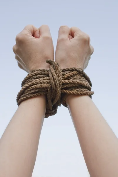 Amarrado com as mãos de corda — Fotografia de Stock