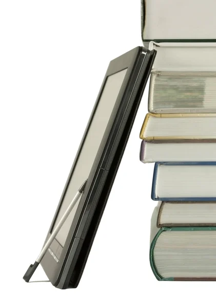 책과 흰색 바탕에 전자 책 독자의 스택 — 스톡 사진