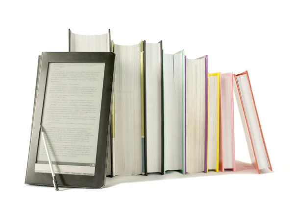 Fila de libros impresos con lector electrónico de libros sobre fondo blanco —  Fotos de Stock
