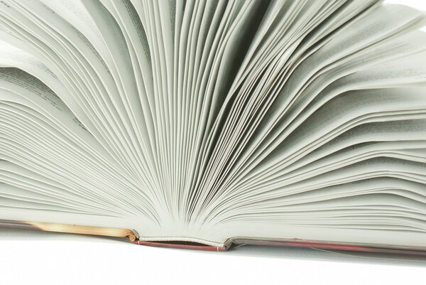 открытая книга изолирована на белом