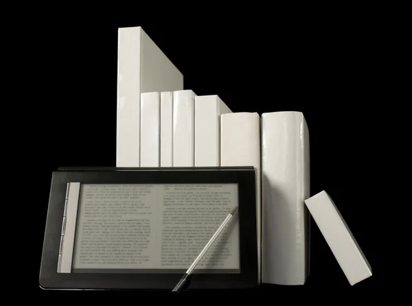 Rij van gedrukte boeken met elektronische boek lezer op zwarte achtergrond — Stockfoto