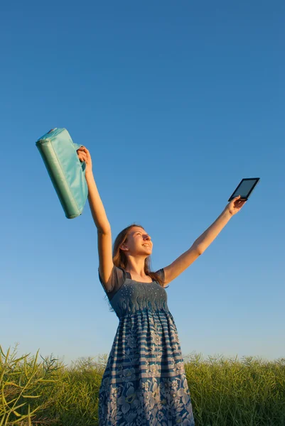 Teen girl with electronic book reader outdoors — Stock Photo, Image