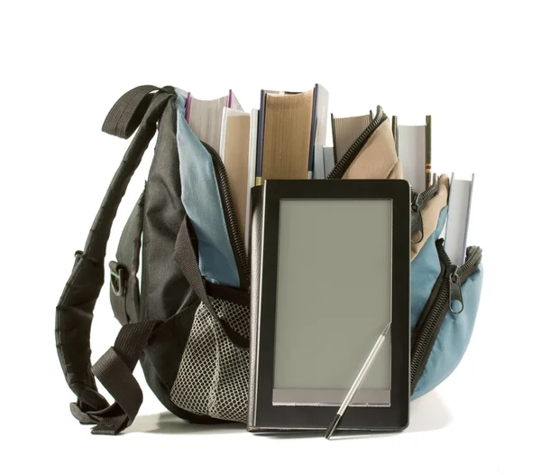 Livro eletrônico com livros em mochila no fundo branco — Fotografia de Stock