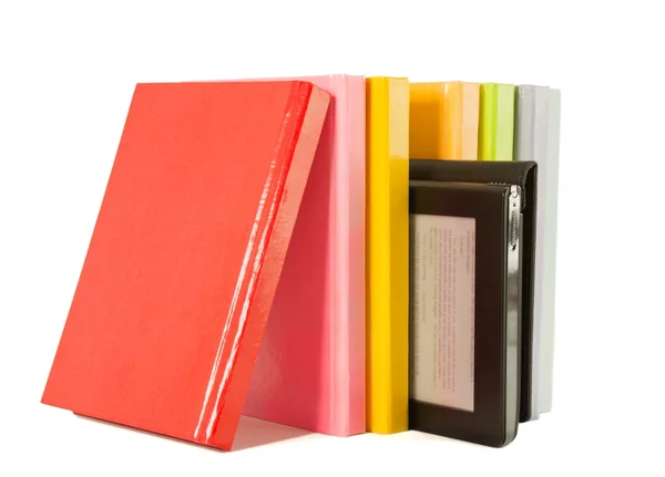 Fila de libros coloridos y lector de libros electrónicos en el fondo blanco — Foto de Stock