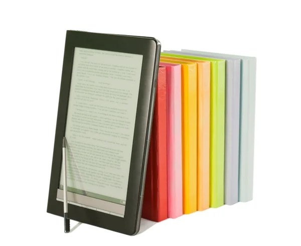 Fila de livros coloridos e leitor de livros eletrônicos no fundo branco — Fotografia de Stock
