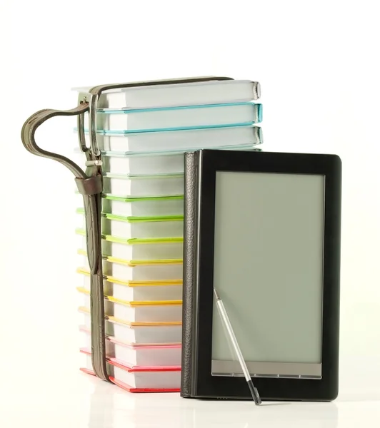 Stapel van kleurrijke boeken en elektronische boek lezer op de witte achtergrond — Stockfoto