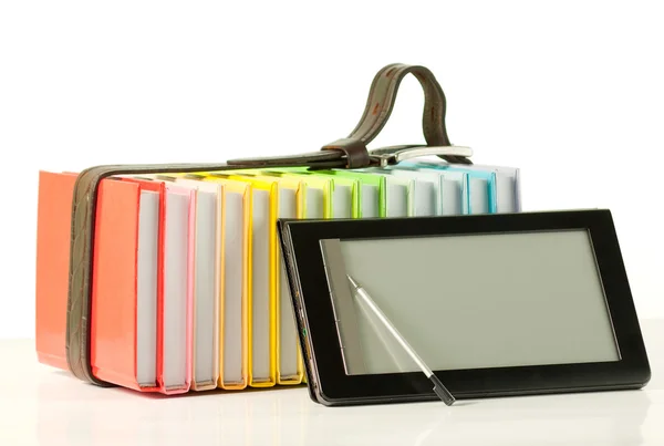 Pilha de livros coloridos e leitor de livros eletrônicos no fundo branco — Fotografia de Stock
