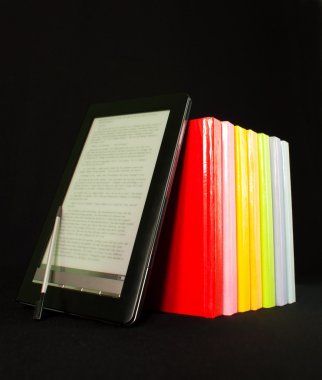 satır renkli kitap ve siyah arka plan üzerinde elektronik kitap okuyucu