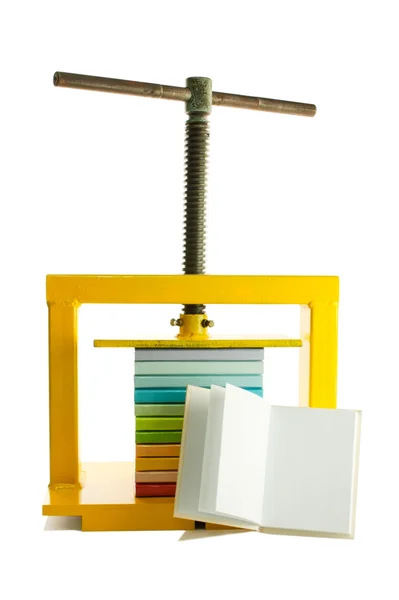 Stapel bunter Bücher unter der Presse und ein aufgeschlagenes Buch isoliert auf weiß — Stockfoto