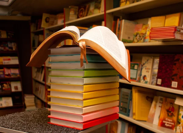 Libro abierto sobre la pila de libros coloridos — Foto de Stock