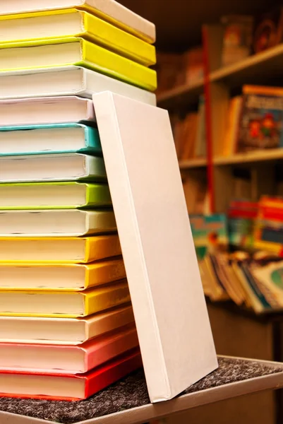 Książki z białą okładką w stos kolorowych książek — Zdjęcie stockowe