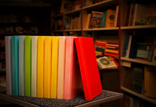 Rij van kleurrijke boeken — Stockfoto