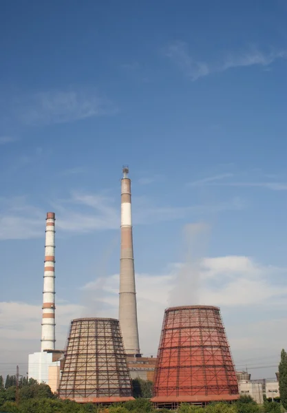 青い空を背景製油所工業用パイプ — ストック写真