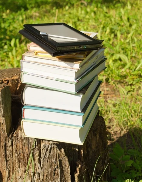 Stapel bunter Bücher und elektronischer Lesegeräte — Stockfoto