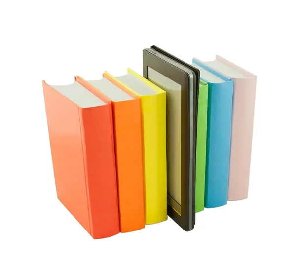 Ряд красочных книг и электронный читатель книги изолированы на белом — стоковое фото