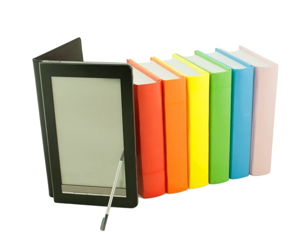Satır renkli kitap ve üzerinde beyaz izole elektronik kitap okuyucu — Stok fotoğraf