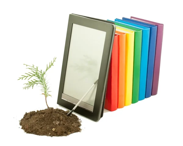 Mudas de árvores com fileira de livros e leitor de livros eletrônicos atrás isolado — Fotografia de Stock