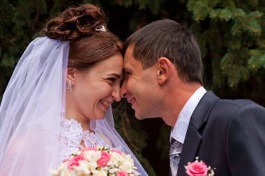 mutlu damat ve gelin düğün güvercinler holding