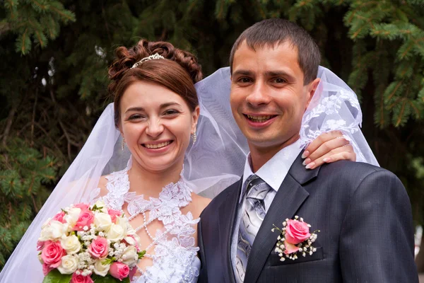 stock image Happy groom and bride holding wedding pigeons