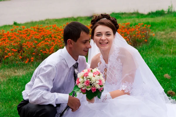 stock image Happy groom and bride holding wedding pigeons