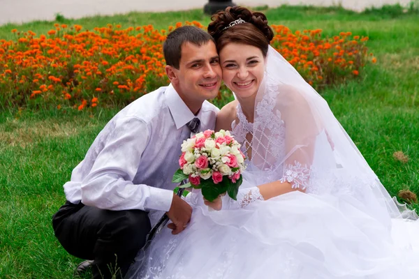 Happy groom and bride holding wedding pigeons — Stock Photo, Image