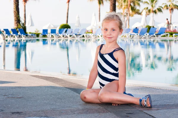 スイミング プールで美しい少女 — ストック写真