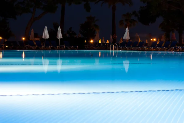 Hotel i ośrodek basen w nocy — Zdjęcie stockowe