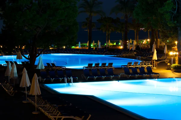 在晚上的酒店和度假村游泳池 — 图库照片