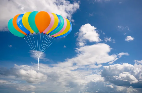 Ballonger i den blå himlen — Stockfoto