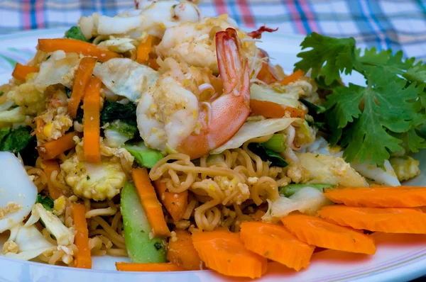 Tagliatelle tailandesi fritte con gamberetti — Foto Stock